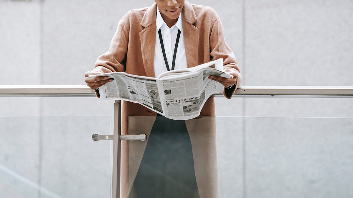 Um homem lendo notícias no jornal